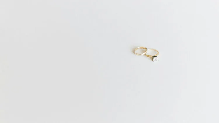 Pourquoi choisir une alliance sur mesure pour célébrer un amour unique ?