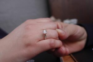 Bagues de fiançailles : quel modèle choisir ? Comment l'acheter ?
