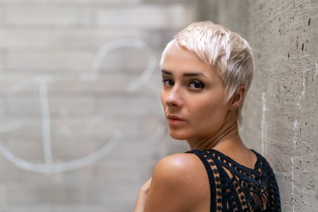 femme avec cheveux courte