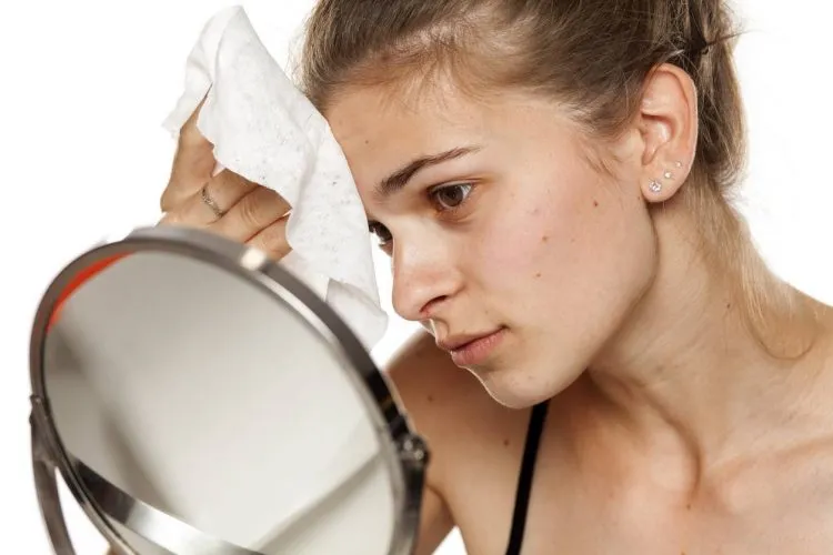 Soins du visage pour peau sensible : optez pour les lingettes démaquillantes et autres solutions non agressives