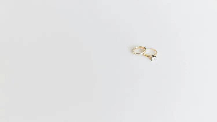 Pourquoi choisir une alliance sur mesure pour célébrer un amour unique ?