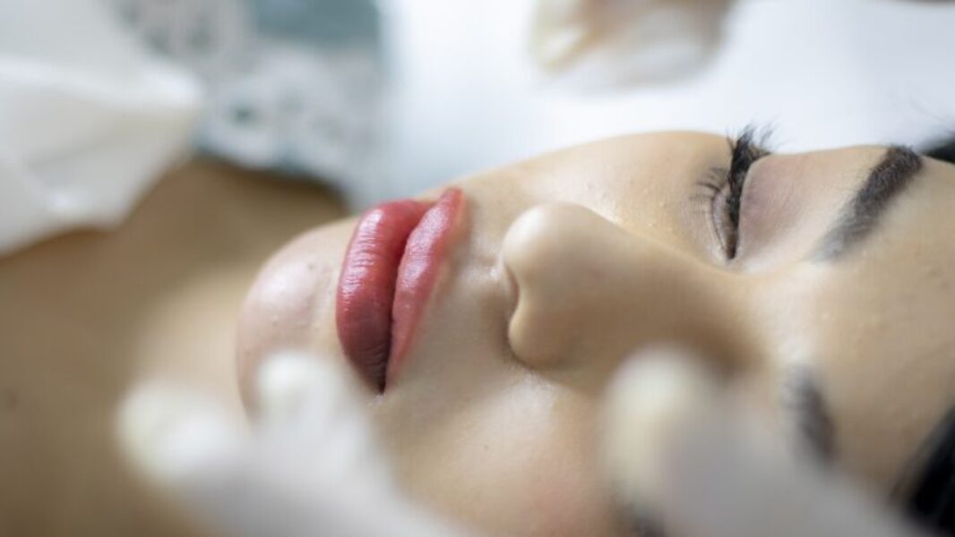 Comment_avoir_une_peau_parfaite_?_Le_guide_pour_resserrer_les_pores_du_visage