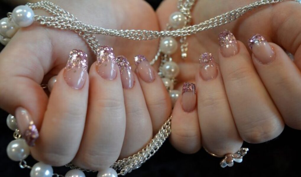 Comment_les_femmes_peuvent_elles_utiliser_la_javel_pour_obtenir_des_ongles_plus_blancs_?