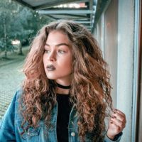 Comment_ne_pas_casser_ses_boucles_la_nuit_:_nos_meilleures_astuces
