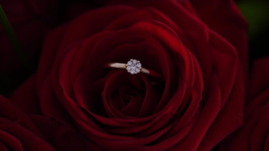 Diamant,_saphir_ou_émeraude_:_quelle_pierre_précieuse_choisir_pour_sa_bague_de_fiançailles_?_