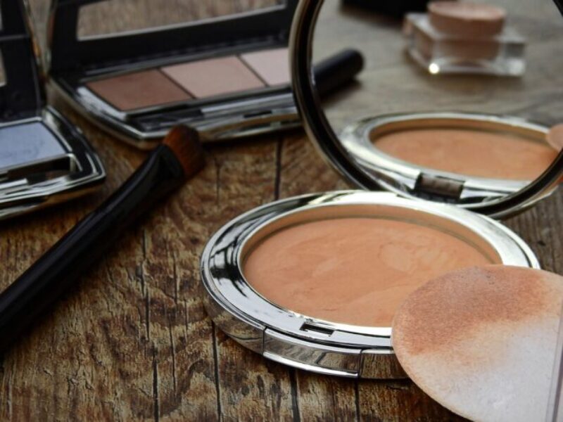 Miroir_de_coiffeuse_:_l_accessoire_indispensable_pour_un_maquillage_parfait